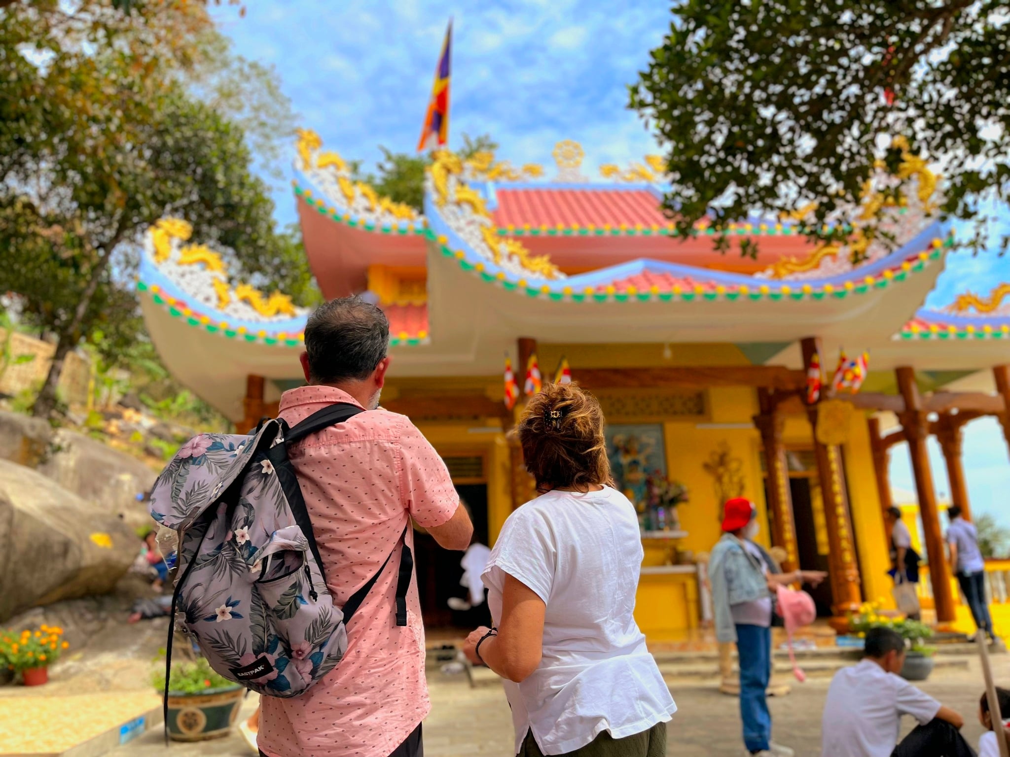 SG06: CAO DAI TEMPLE & CUCHI TUNNEL DAY TOUR
