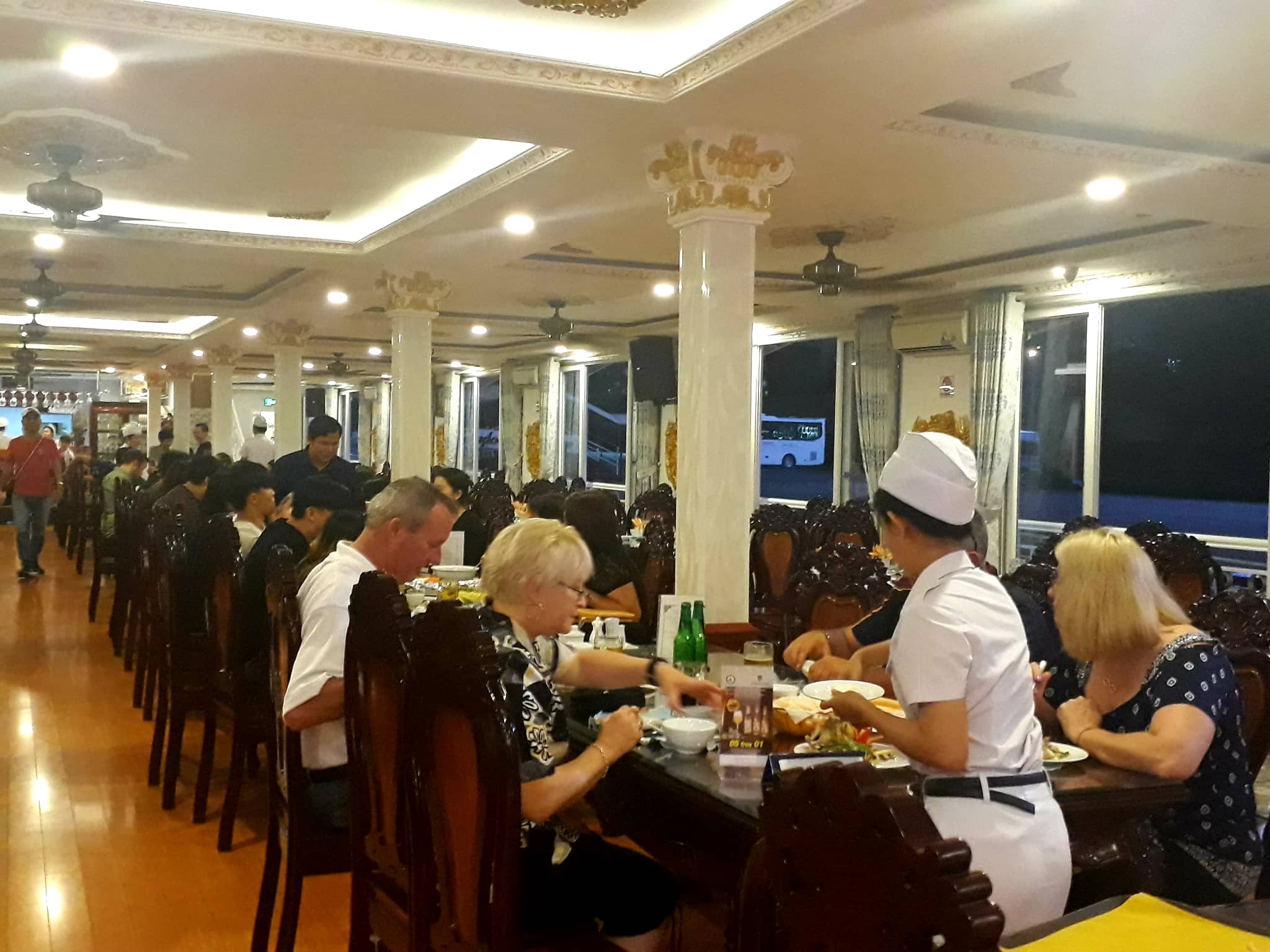 SG08:  SAIGON CRUISE DINNER - BEAUTIFUL EVENING