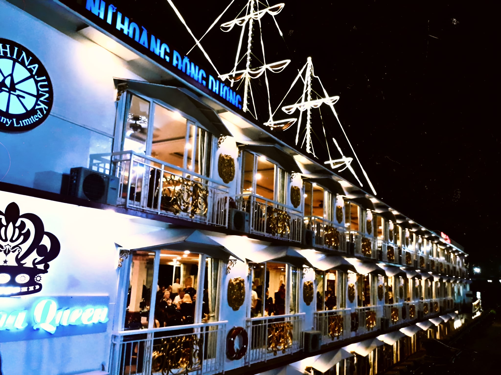 SG08:  SAIGON CRUISE DINNER - BEAUTIFUL EVENING