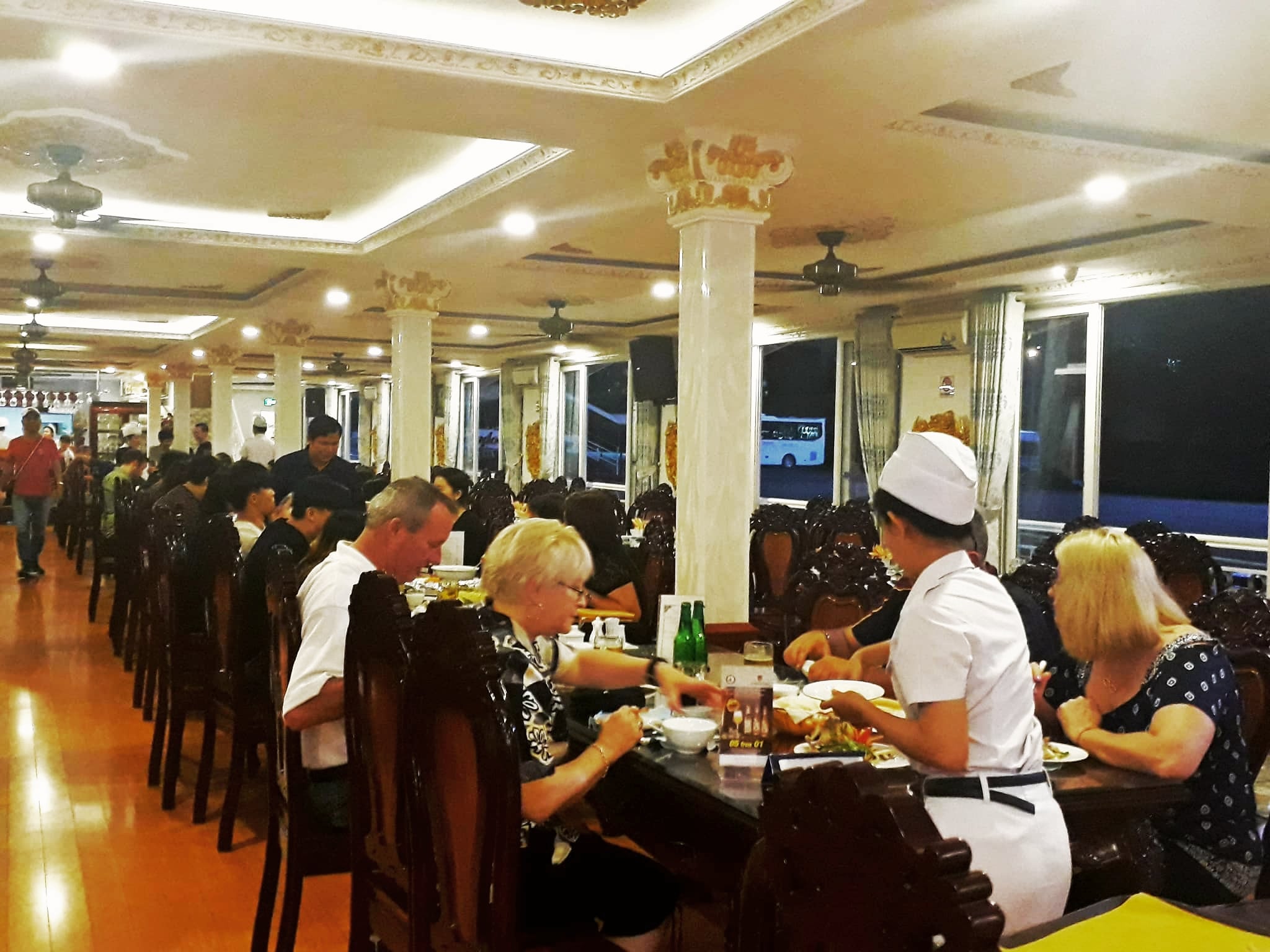 SG08:  SAIGON CRUISE DINNER - BEAUTIFUL EVENING