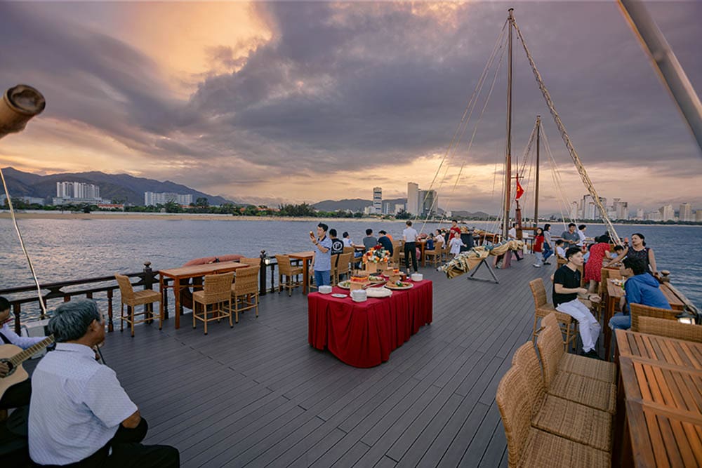 NT04: NHA TRANG EMPERIOR SUNSET CRUISE TOUR
