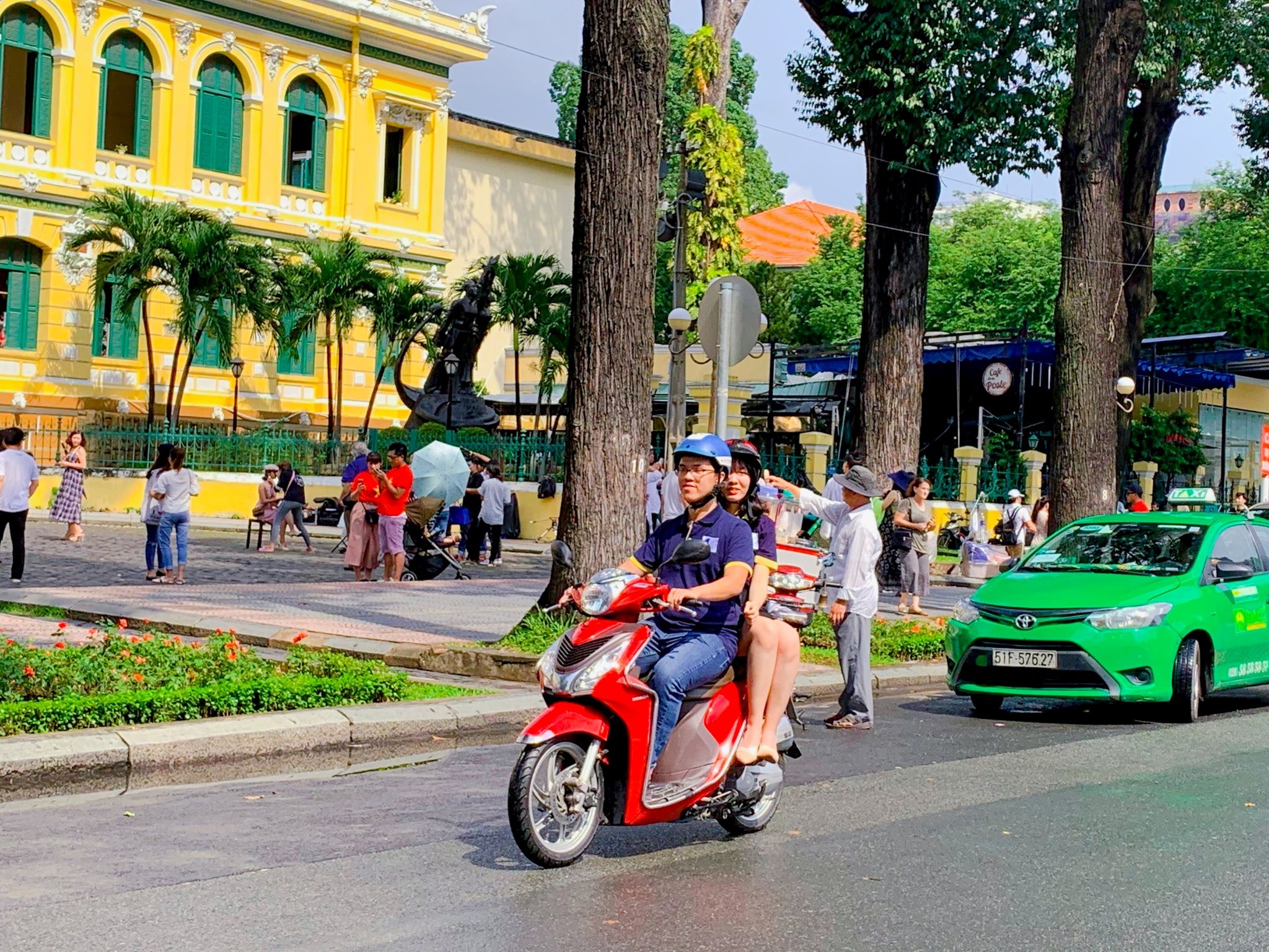 SG19: SIGHSEEING SAIGON SCOOTER TOUR