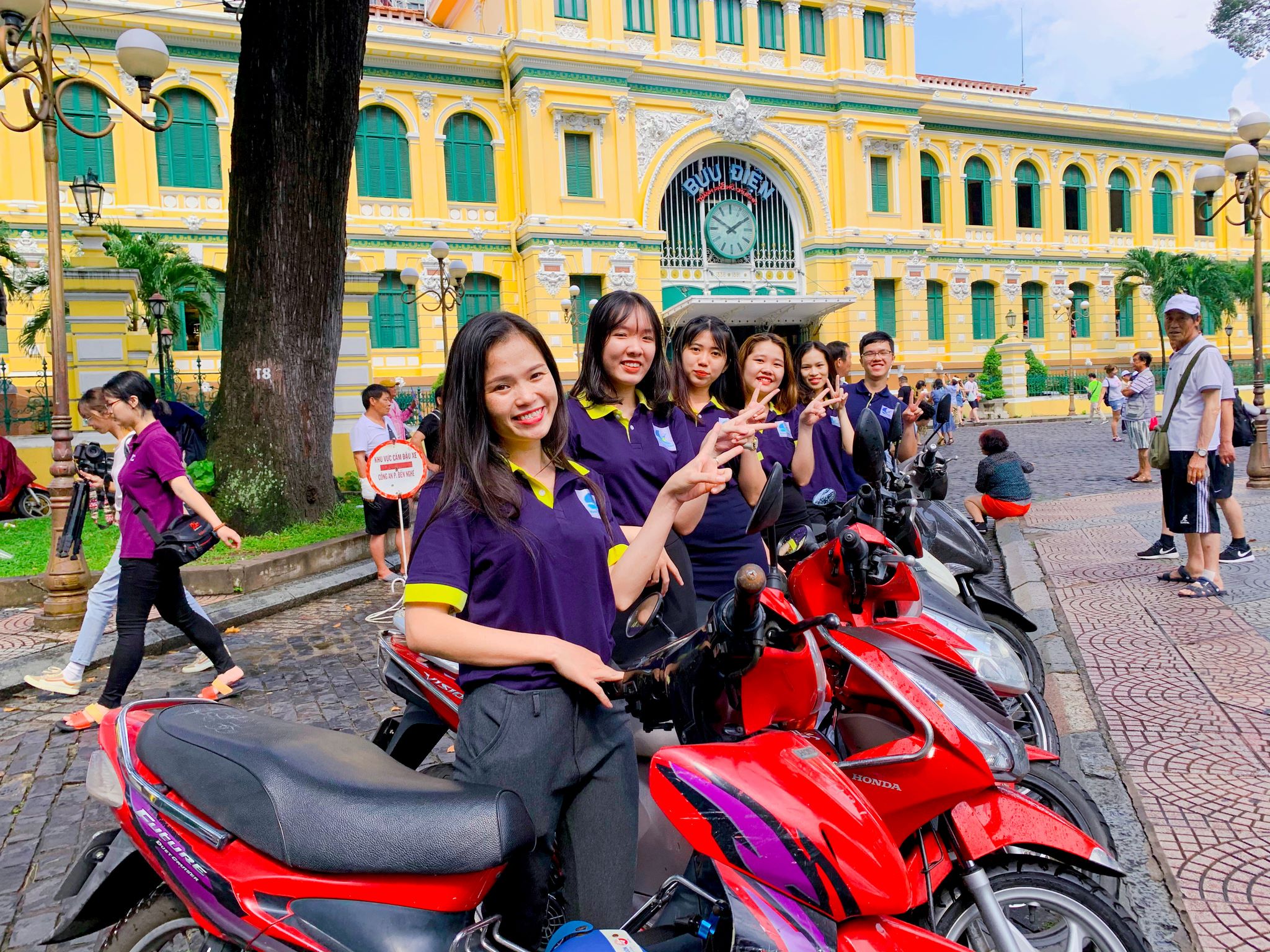 SG19: SIGHSEEING SAIGON SCOOTER TOUR