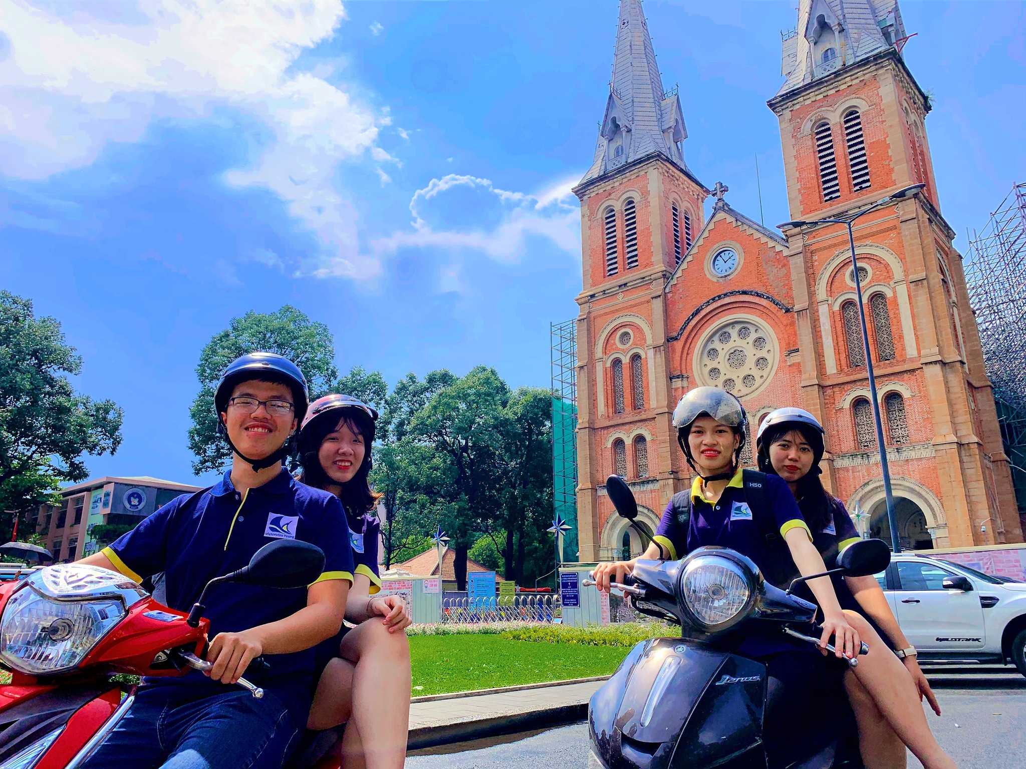 SG19: SIGHSEEING SAIGON SCOOTER TOUR